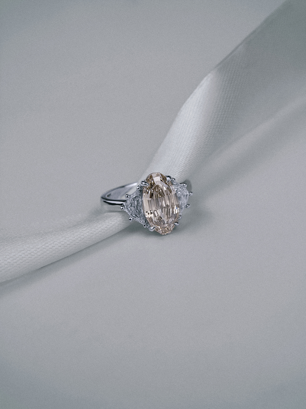 4-03ct-oval-cut-champagne-white-diamond-platinum-ring-ph2 4-03ct-oval-cut-champagne-white-diamond-platinum-ring